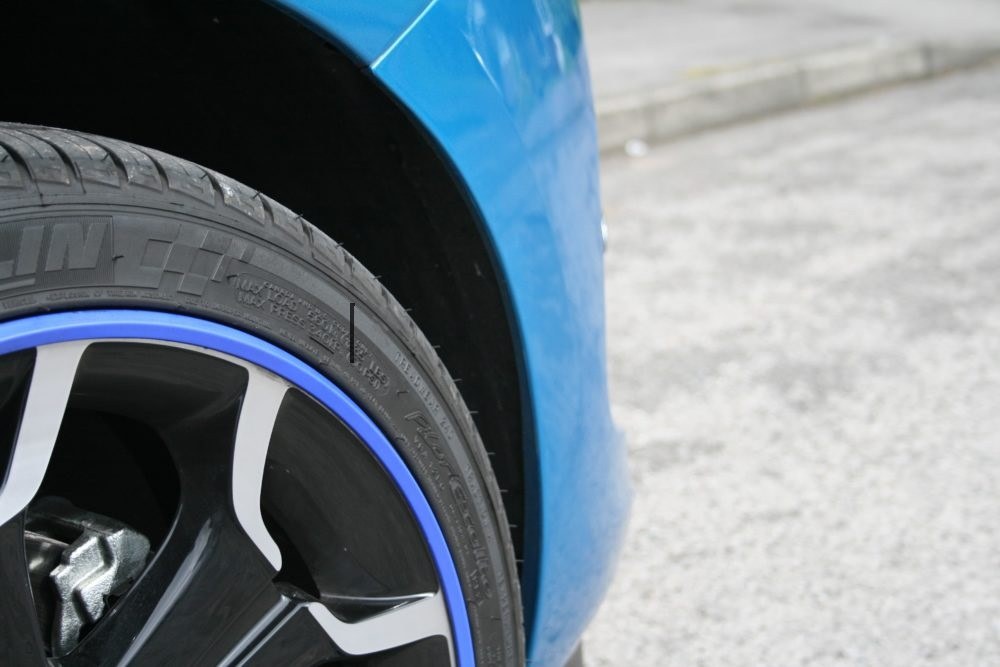 Alloygator Wheel Protector, Exclusive Profile, For Use with 12 to 24 Inch Diameter Wheels, Blue, Adhesive and Clip Attachment – K4BLUEXC