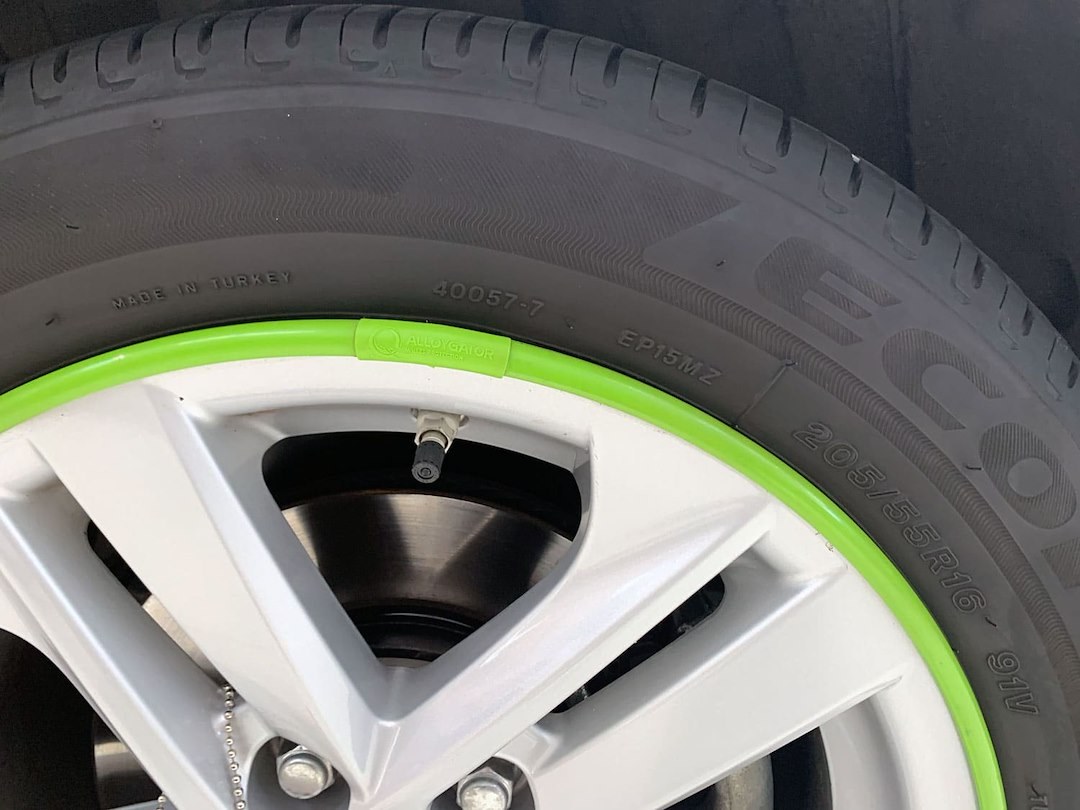 Alloygator Wheel Protector, Exclusive Profile, For Use with 12 to 24 Inch Diameter Wheels, Green, Adhesive and Clip Attachment – K4GRNEXC
