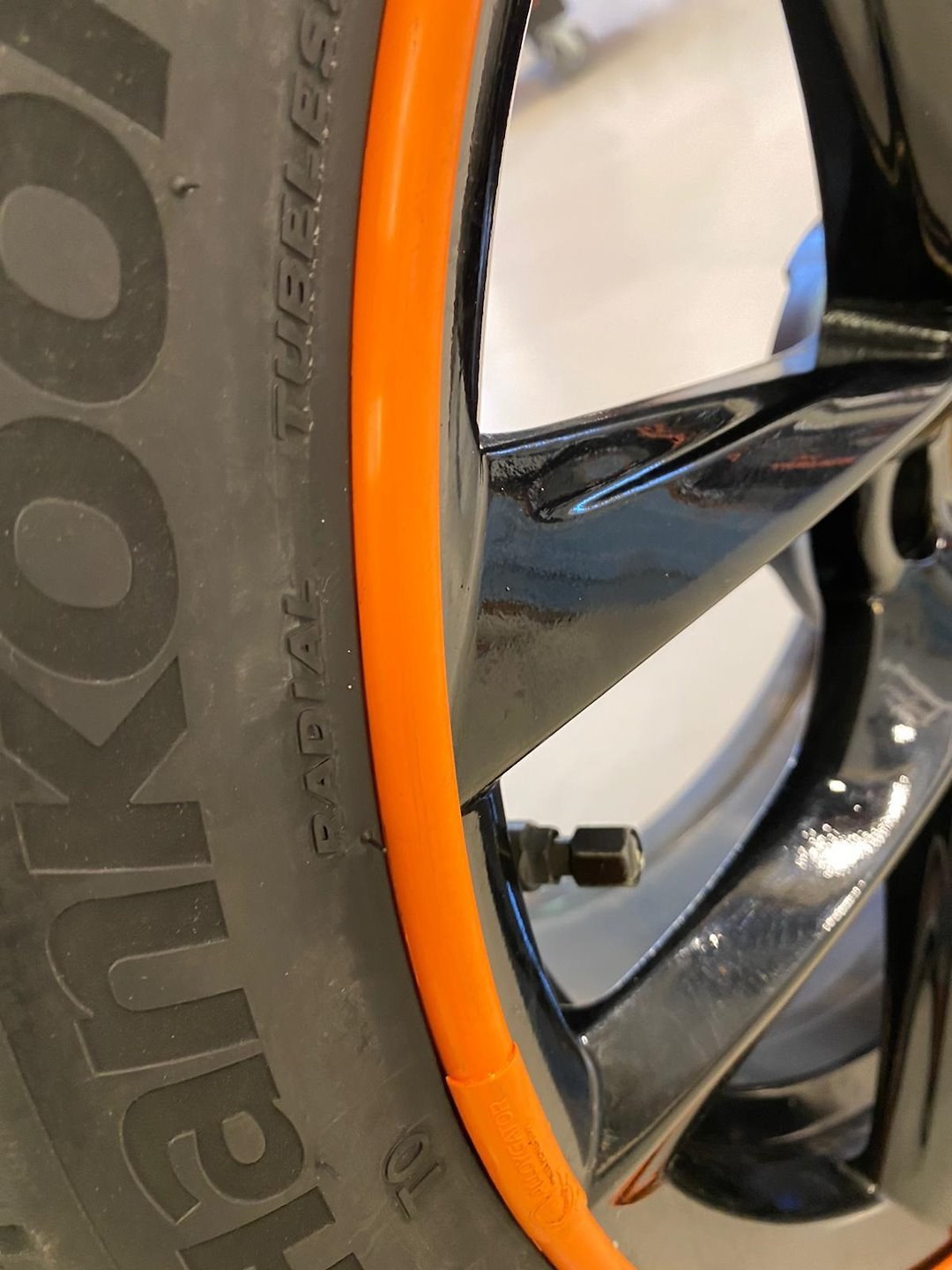 Alloygator Wheel Protector, Exclusive Profile, For Use with 12 to 24 Inch Diameter Wheels, Orange, Adhesive and Clip Attachment – K4ORNGEXC