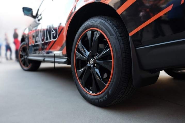 Alloygator Wheel Protector, Exclusive Profile, For Use with 12 to 24 Inch Diameter Wheels, Orange, Adhesive and Clip Attachment – K4ORNGEXC