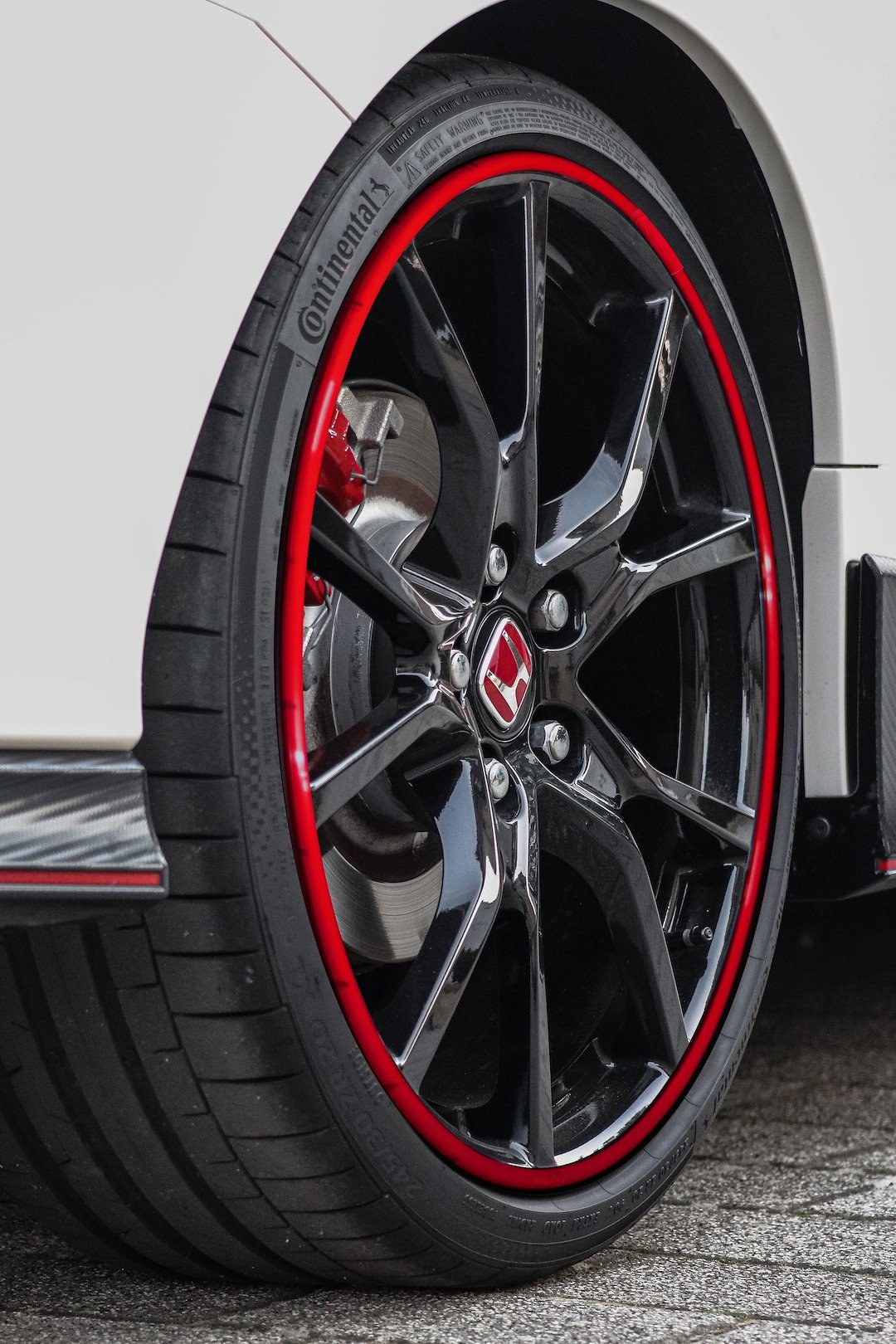 Alloygator Wheel Protector, Exclusive Profile, For Use with 12 to 24 Inch Diameter Wheels, Red, Adhesive and Clip Attachment – K4RDEXC