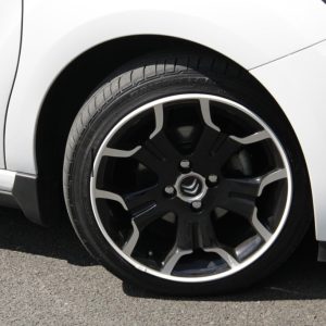 Alloygator Wheel Protector, Exclusive Profile, For Use with 12 to 24 Inch Diameter Wheels, White, Adhesive and Clip Attachment – K4WHTEXC