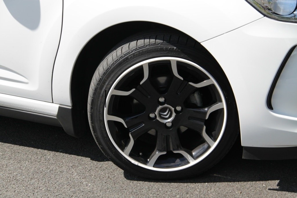 Alloygator Wheel Protector, Inter Profile, For Use with 12 to 19 Inch Diameter Wheels, White, Adhesive and Clip Attachment – K4WHTINT