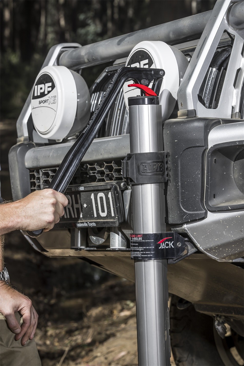 ARB 4×4 Accessories Jack, Bumper Jack, Hydraulic, 4,409 Pound Capacity, 6 to 48 Inch Lift Height, Painted, Silver/ Black, Aluminum – 1060001