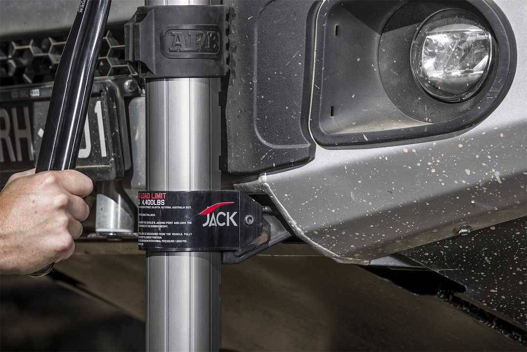 ARB 4×4 Accessories Jack, Bumper Jack, Hydraulic, 4,409 Pound Capacity, 6 to 48 Inch Lift Height, Painted, Silver/ Black, Aluminum – 1060001