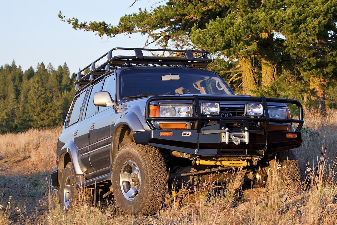 ARB 4×4 Accessories Bumper, Deluxe Bar, One Piece Design, Mounting Hardware Included, With Grille/ Headlight Guard – 3411050