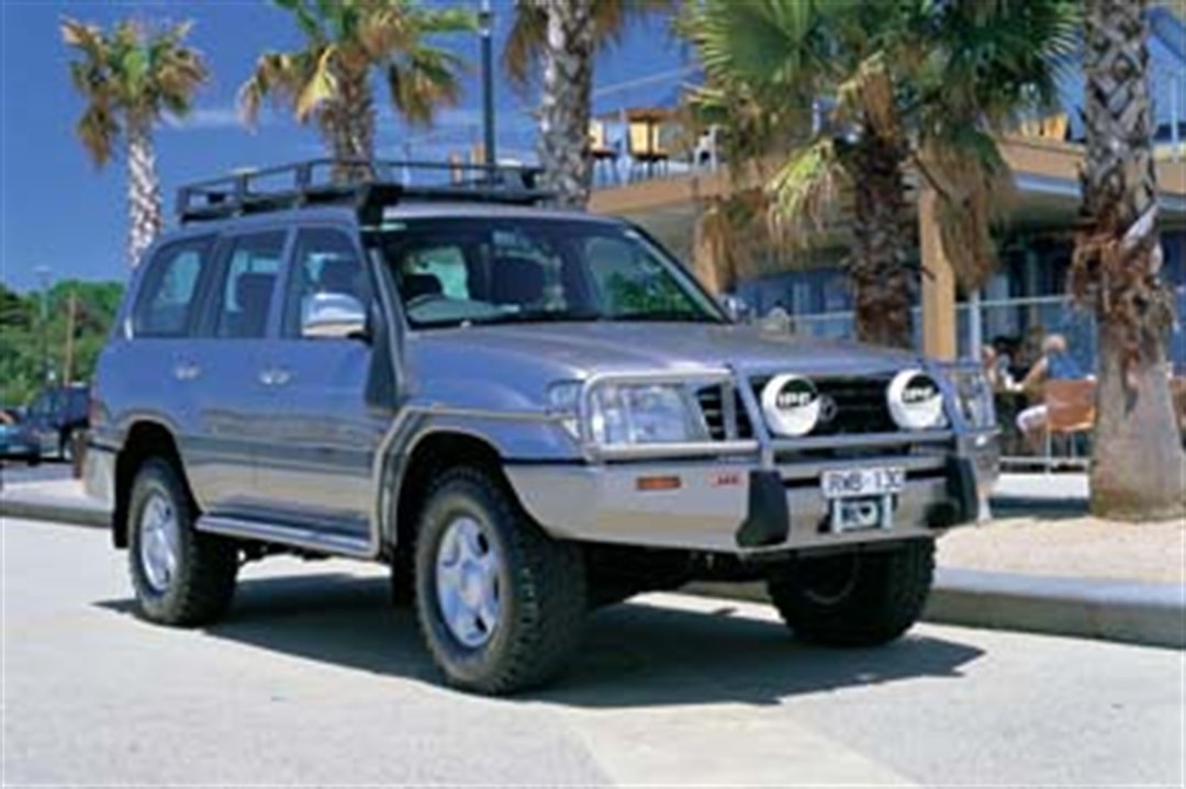 ARB 4×4 Accessories Bumper, Deluxe Bar, One Piece Design, Mounting Hardware Included, With Grille/ Headlight Guard – 3413050