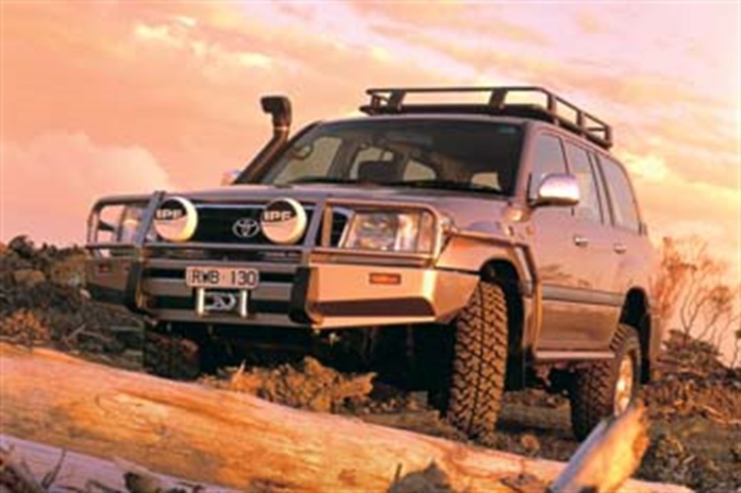 ARB 4×4 Accessories Bumper, Deluxe Bar, One Piece Design, Mounting Hardware Included, With Grille/ Headlight Guard – 3413050