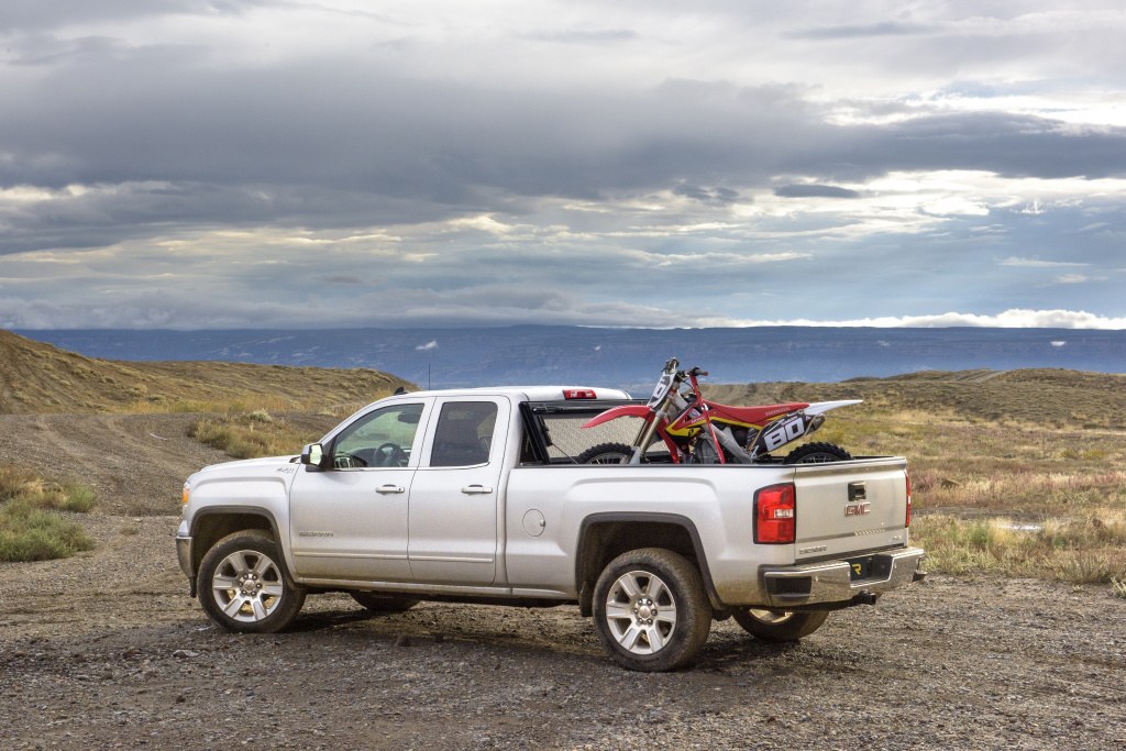 BAK Industries Tonneau Cover, Bakflip F1, Hard Folding, 2 Folds/ 3 Panels, Front Hinge Allows Entire Tonneau to Flip Up When Folded – 772146
