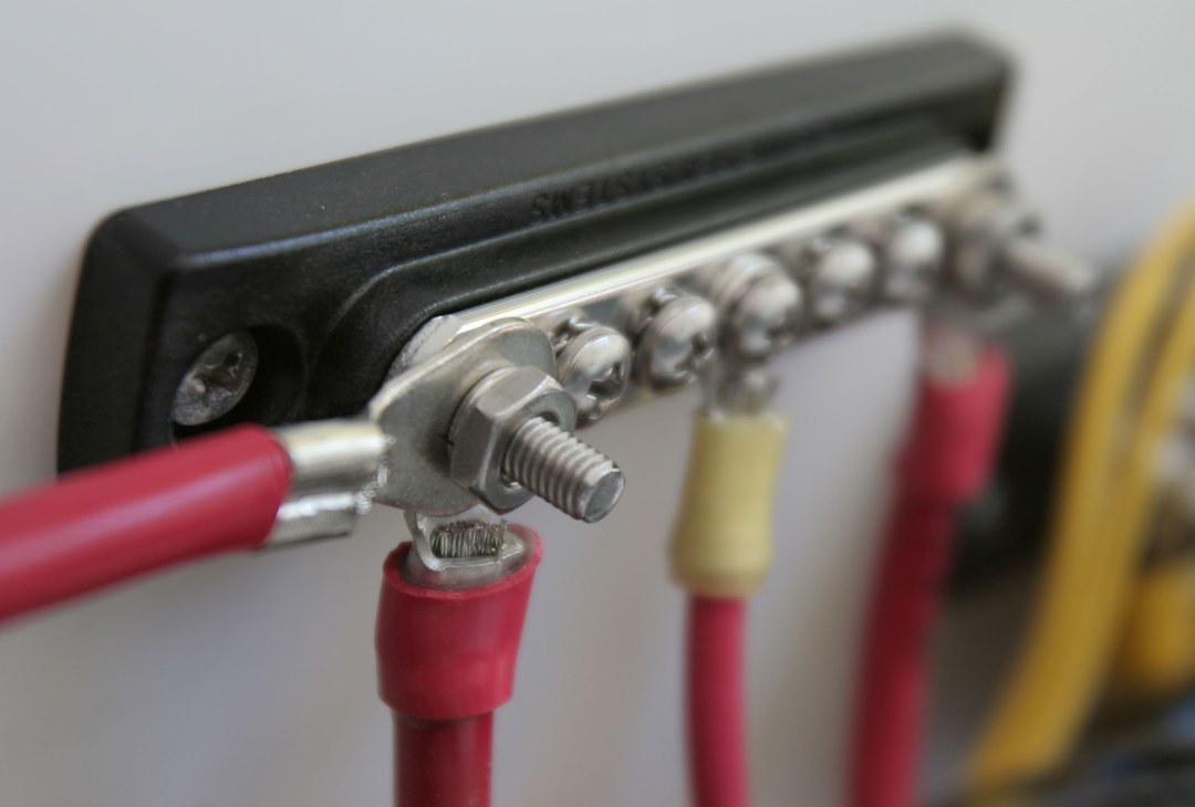 Blue Sea Systems Busbar, Common Mini Busbar, 5 Stud Terminal/ 2 Screw Terminal, 300 Volts AC/ 48 Volts DC, 100 Amps – 2304-BSS