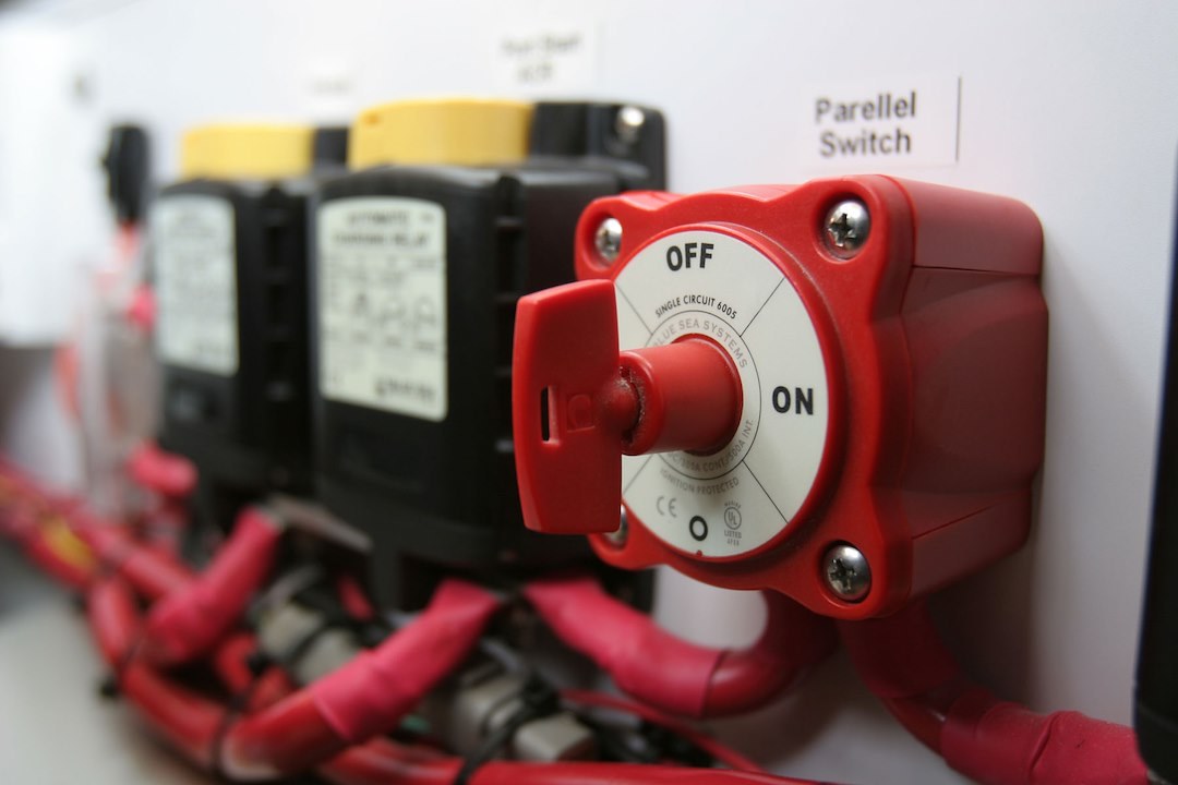 Blue Sea Systems Battery Disconnect Switch, 48 Volts DC, Single Circuit On-Off, 300 Amps, Red, With Key, Isolating Cover – 6005-BSS