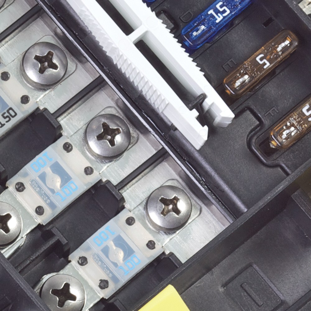 Blue Sea Systems Fuse Block, 32 Volts DC, 600 Amps, Uses Ami/ Midi/ Ato/ Atc Fuse – 7748-BSS