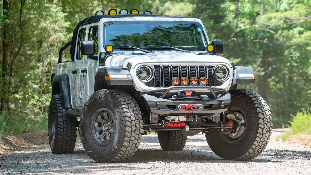 Fab Fours Bumper, Ghost Stubby, One Piece Design, With Pre-Runner Guard, With Internal Winch Mount for Warn Zeon 10/ Xd/ Evo Winch – JL24-B5152-1