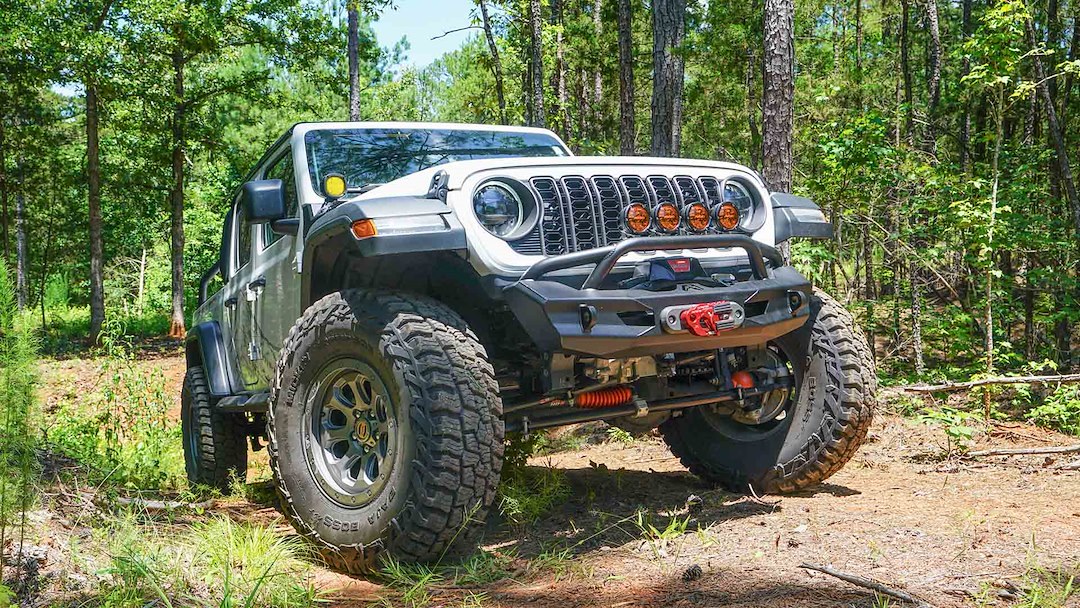Fab Fours Bumper, Ghost Stubby, One Piece Design, With Pre-Runner Guard, With Internal Winch Mount for Warn Zeon 10/ Xd/ Evo Winch – JL24-B5152-1