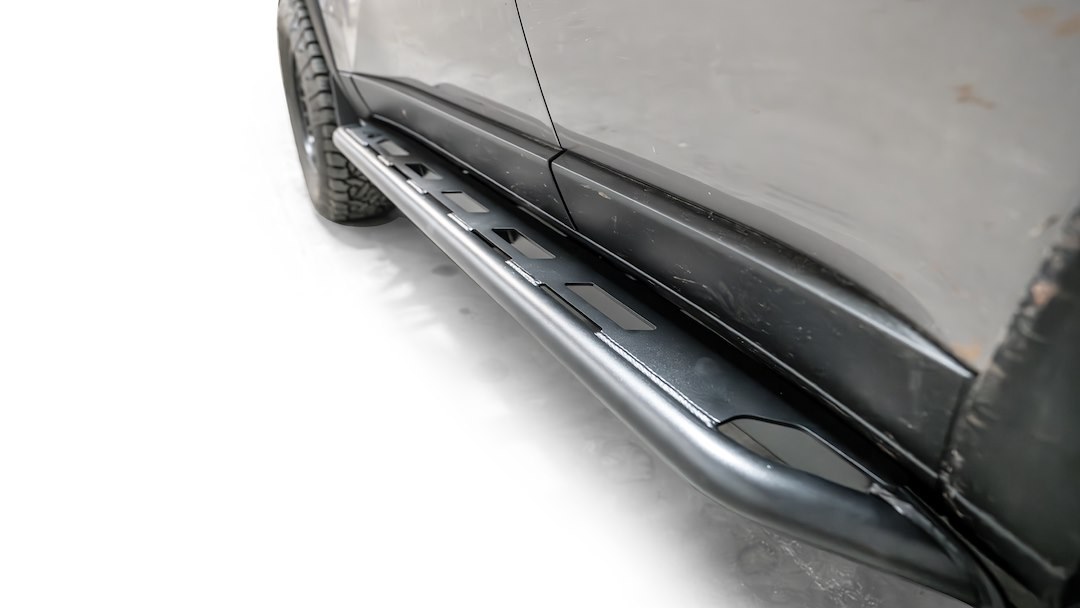 Fab Fours Nerf Bar, Rock Slider, With Step Plates, Round Bent, Powder Coated, Matte Black, Steel, With Welded End Caps, Frame Mount – TL24-G6750-1