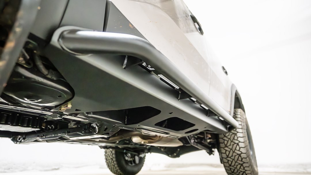 Fab Fours Nerf Bar, Rock Slider, With Step Plates, Round Bent, Powder Coated, Matte Black, Steel, With Welded End Caps, Frame Mount – TL24-G6750-1