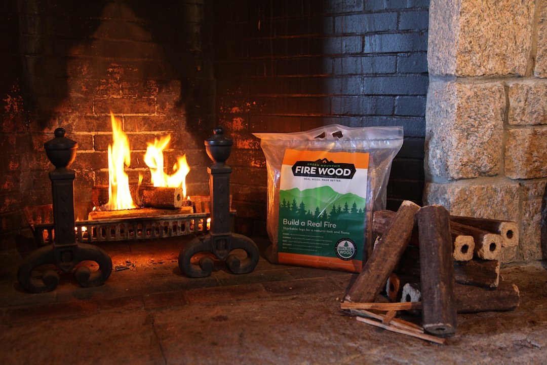 Green Mounta Firewood, For Wood Fire Stove/ Furnace/ Fireplace/ Fire Pit/ Camp Fires, Compressed Saw Dust Shavings and Wood Chips – GMFW 8 PACK