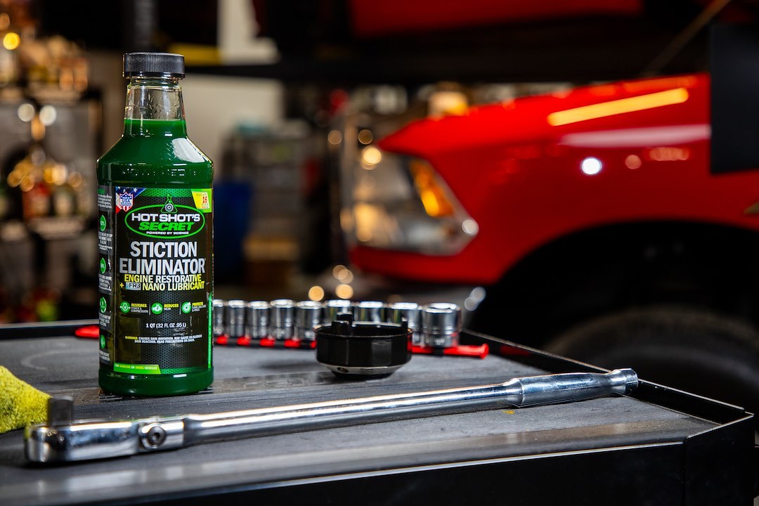 Hot Shots Oil Additive, Stiction Eliminator, Use to Stop Excessive Black Smoke or Bucking or Chugging on Cold Starts/ Clean Injectors – HSS32Z