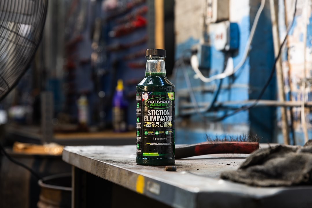 Hot Shots Oil Additive, Stiction Eliminator, Use to Stop Excessive Black Smoke or Bucking or Chugging on Cold Starts/ Clean Injectors – HSS32Z
