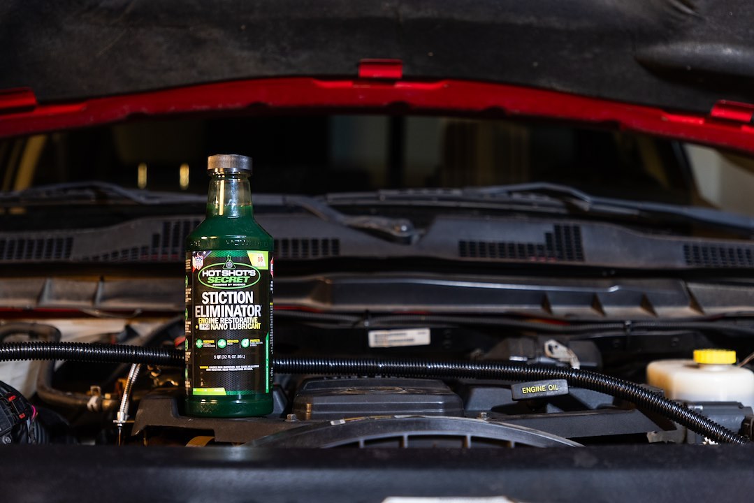 Hot Shots Oil Additive, Stiction Eliminator, Use to Stop Excessive Black Smoke or Bucking or Chugging on Cold Starts/ Clean Injectors – HSS32Z