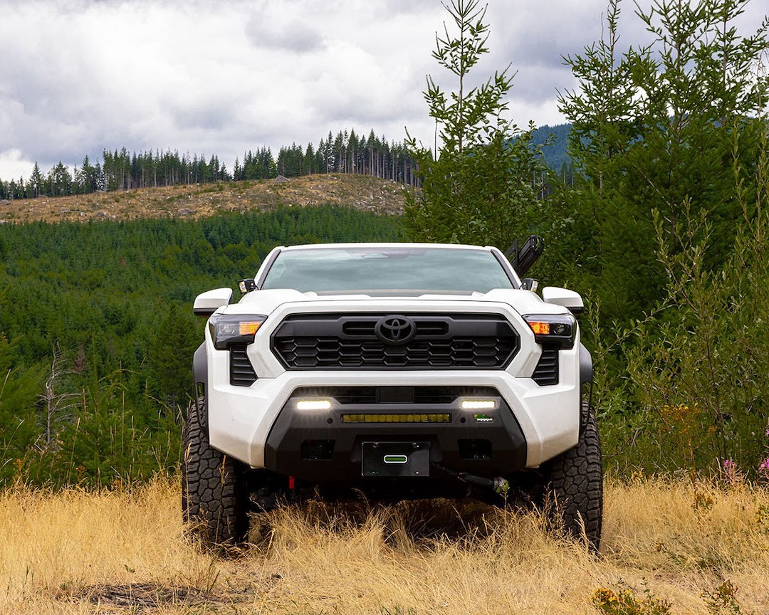 Ironman 4×4 Bumper, Raid, One Piece Design, Mounting Hardware Included, Without Grille/ Headlight Guard – BBR119IK-BN