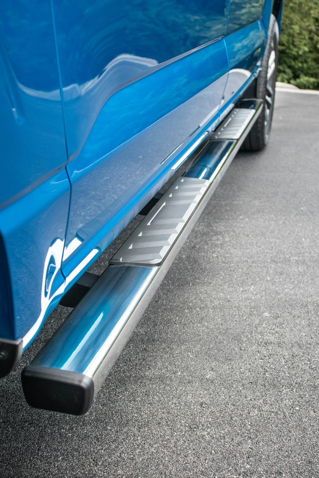 Iconic Acces Nerf Bar, Quadrastep®, With Step Pads, 4 Inch Rectangular Straight, Polished, Silver, Stainless Steel, With Plastic End Caps – 122-0493