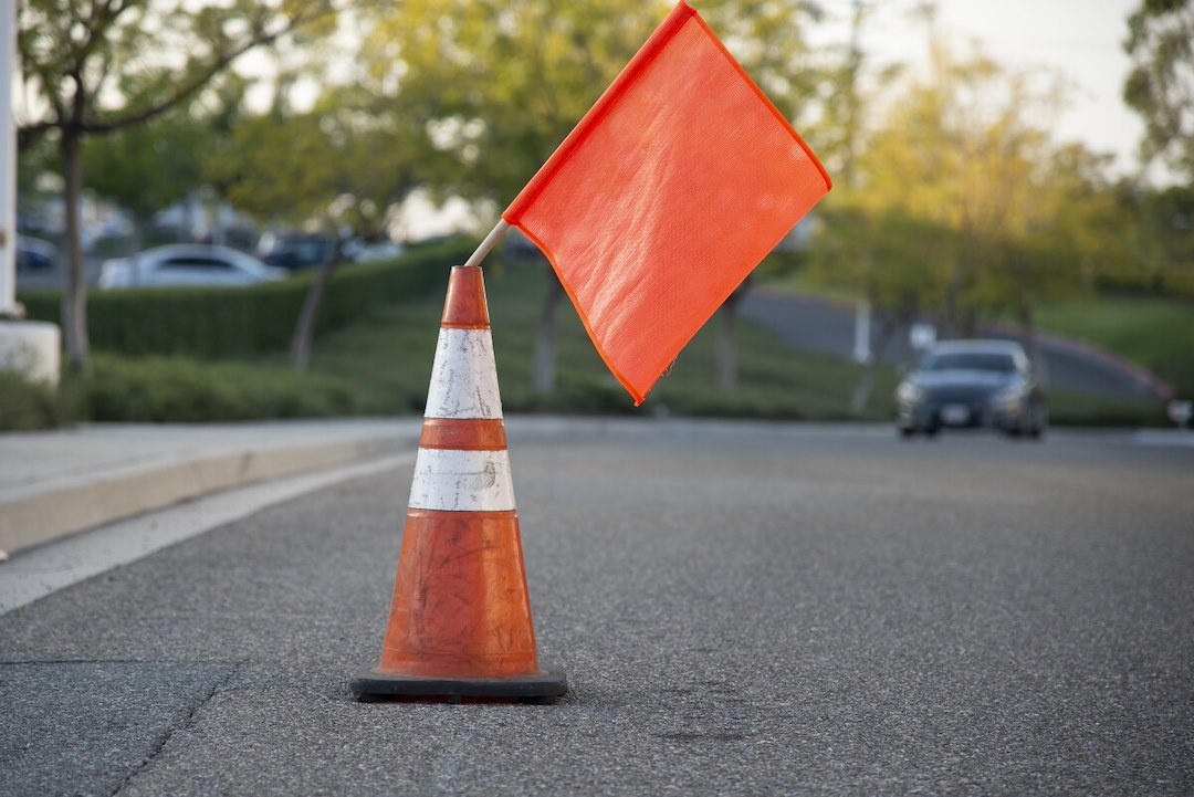 Hampton Prod Flag, Safety Flag, 18 Inch Length X 18 Inch Height, Double Vinyl Coated Bright Safety Orange Mesh with Cloth Edging, Single – 04901