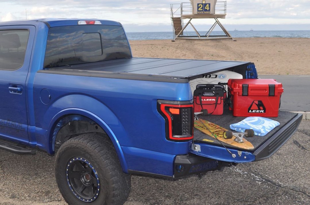 Leer Tonneau Cover, HF650M, Hard Folding, 3 Folds/ 4 Panels, Front Hinge Allows Entire Tonneau to Flip Up When Folded, Lockable, Black Matte – 650290