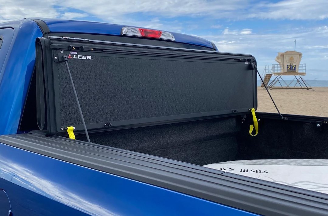 Leer Tonneau Cover, HF650M, Hard Folding, 3 Folds/ 4 Panels, Front Hinge Allows Entire Tonneau to Flip Up When Folded, Lockable, Black Matte – 650290