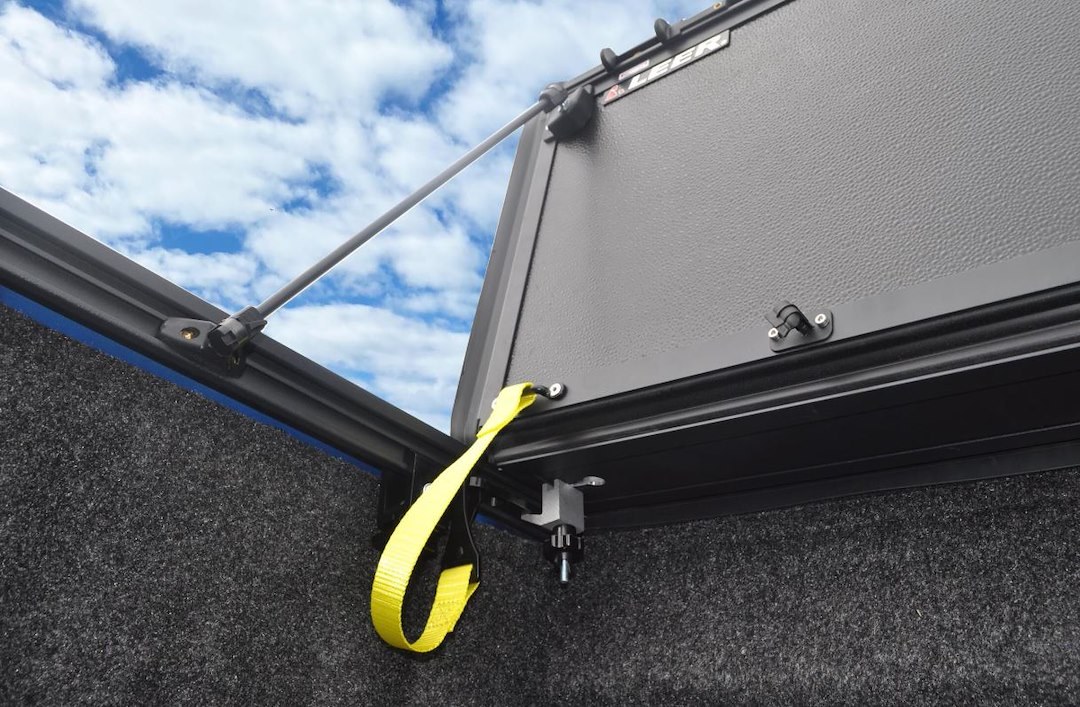 Leer Tonneau Cover, HF650M, Hard Folding, 3 Folds/ 4 Panels, Front Hinge Allows Entire Tonneau to Flip Up When Folded, Lockable, Black Matte – 650290