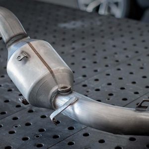 MagnaFlow Catalytic Converter, Stainless Steel Case, Bolt-On Inlet, Bolt-On Outlet, 93 Inch Overall Length – 21-146