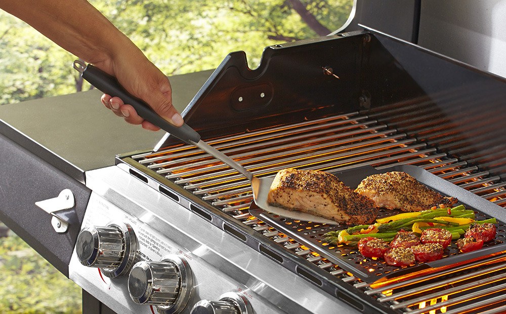 Mr.bar B-Q Barbeque Grill Utensil, 2 Piece Barbeque Tool Set, Stainless Steel with Rubber Handle, With 2-IN-1 Spatula and Locking Tongs – 02939Y
