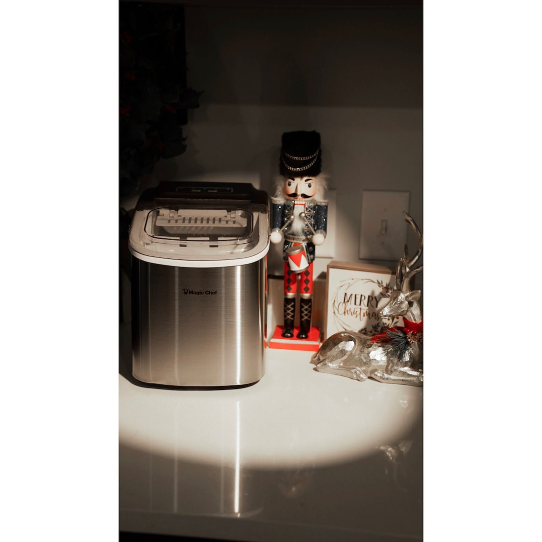 Magic Chef Ice Machine, Portable, 8.7 Inch Width X 11.4 Inch Height X 11.6 Inch Depth Overall Dimension – MCIM27ST