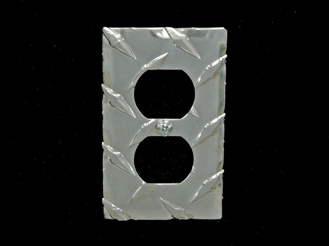 Owens Receptacle Cover, Racemate, Single Outlet, Diamond Tread, Silver, Aluminum – 39134
