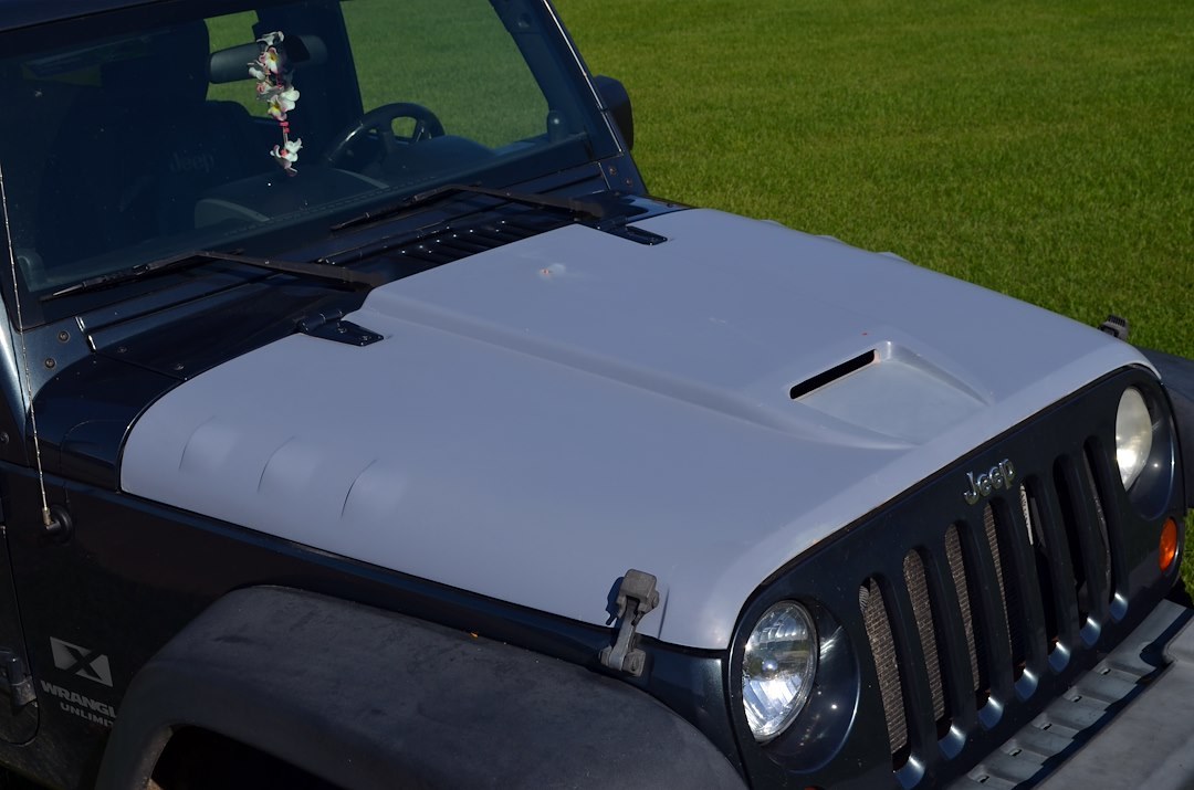 Owens Hood, Venum II, Heat Extraction Style, With 1 Center Hood Vent, Bolt-On, Paintable Fiberglass – J15003