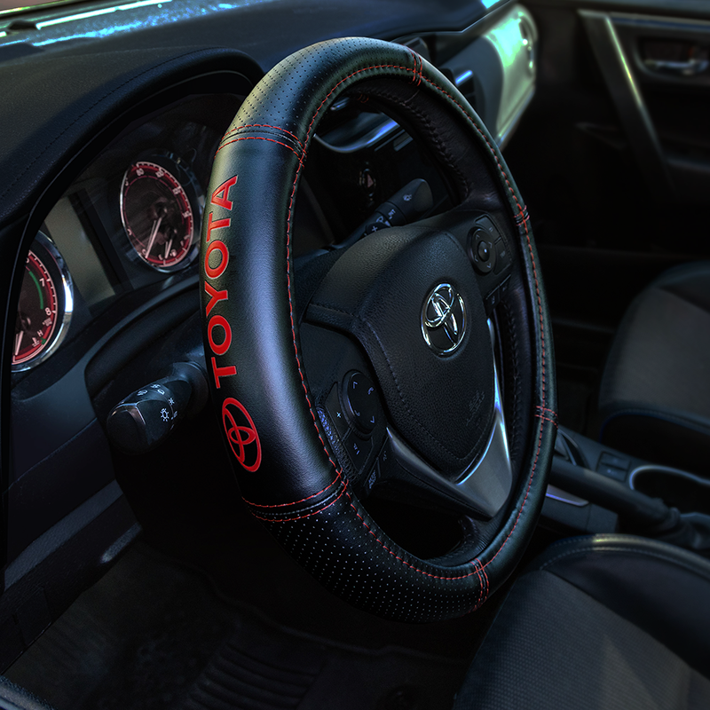 Plasticolor Steering Wheel Cover, Deluxe, For 14-1/2 to 15 Inch Wheels, Toyota Ellipes Logo and Red Contrast Stitching, Black, Leather – 006498R01