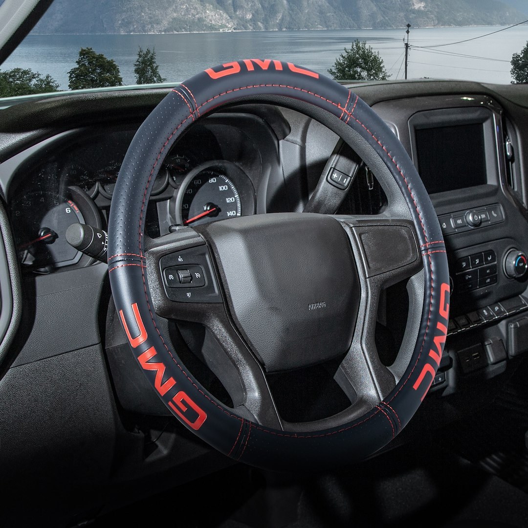 Plasticolor Steering Wheel Cover, Deluxe, For 14-1/2 to 15 Inch Wheels, Iconic Gmc Logo and Red Contrast Stitching, Black, Leather – 006708R01