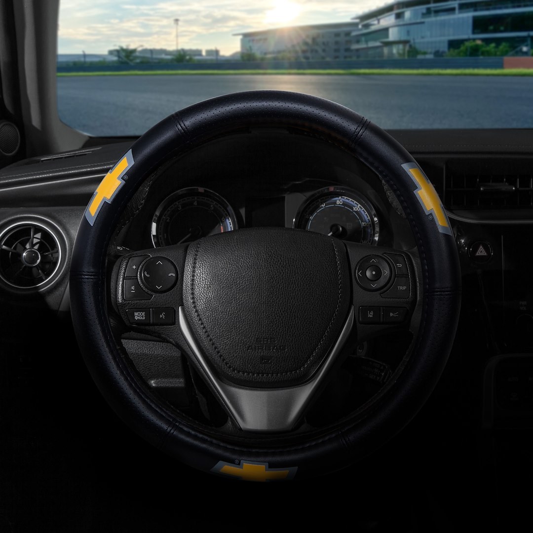 Plasticolor Steering Wheel Cover, Elite Series, For 14-1/2 to 15-1/2 Inch Wheels, Gold Chevy Bowtie Logo, Black, Rubber – 006727R03