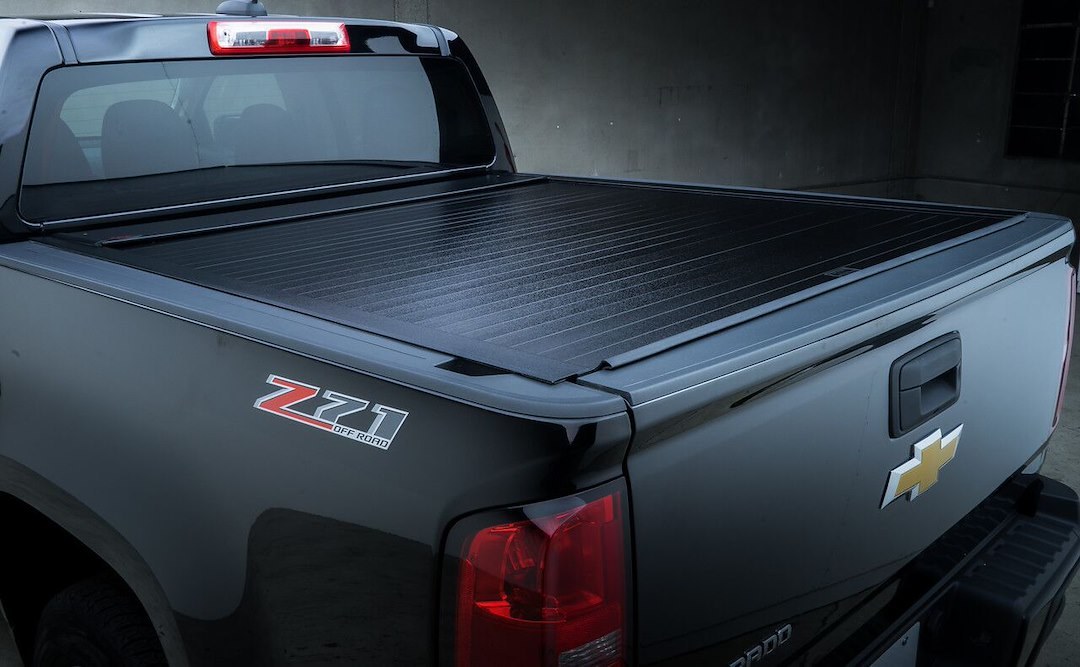 Pace Edwards Tonneau Cover, Bedlocker ®, Power Retractable, Lockable Using Tailgate Handle Lock, Black Matte, Aluminum – M-BLDA32A63