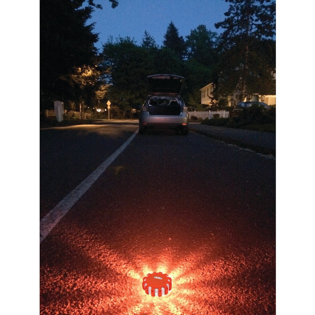 Performance Tool Safety Flare, Alkaline Battery Operated LED, With Magnetic Back, Single, 5 Light Patterns – W2368
