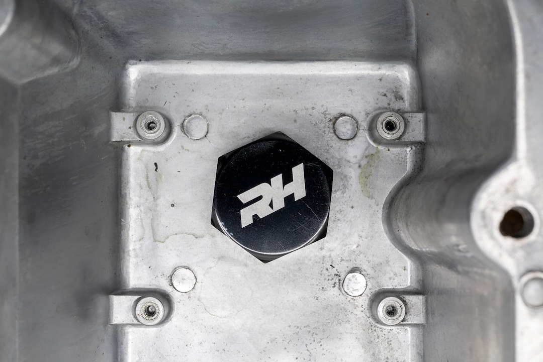 Redhorse Performance Valve Cover Breather Baffle, -12 AN Male, Black – 12/2/9832