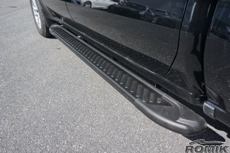 Romik USA Running Board, Ral-T Series, Black Powder Coated, Aluminum, With Black Powder Coated End Caps, Unlighted, Rocker Panel Mount – 60033419
