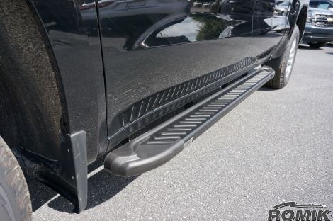 Romik USA Running Board, Ral-T Series, Black Powder Coated, Aluminum, With Black Powder Coated End Caps, Unlighted, Rocker Panel Mount – 60033419