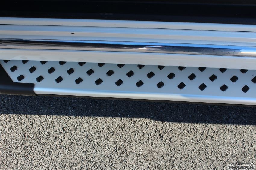 Romik USA Running Board, Ral Series, Silver, Aluminum, With Black End Caps, Unlighted, 400 Pound Capacity – 61725418