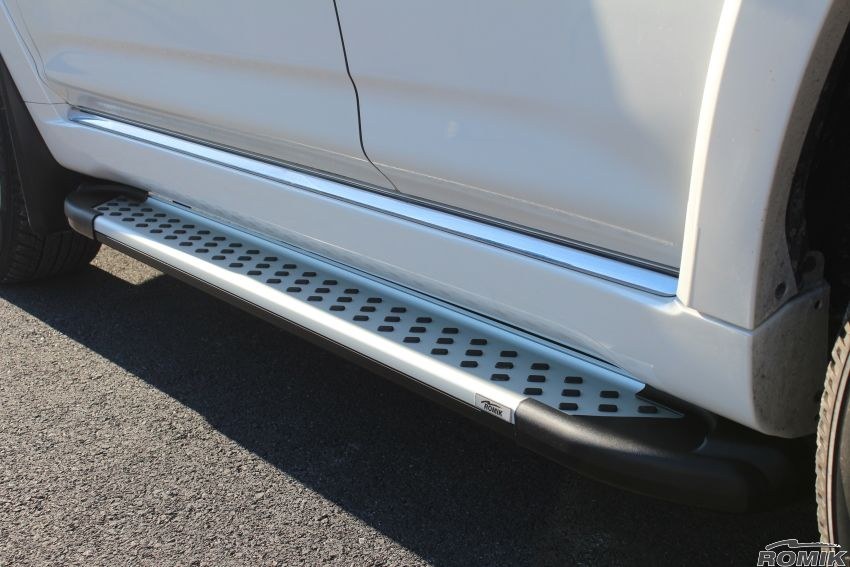 Romik USA Running Board, Ral Series, Silver, Aluminum, With Black End Caps, Unlighted, 400 Pound Capacity – 61725418