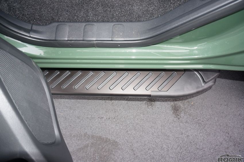 Romik USA Running Board, Ral-T Series, Anodized, Black, Aluminum, Unlighted, 450 Pound Capacity, With Mounting Bracket/ Hardware – 61823419