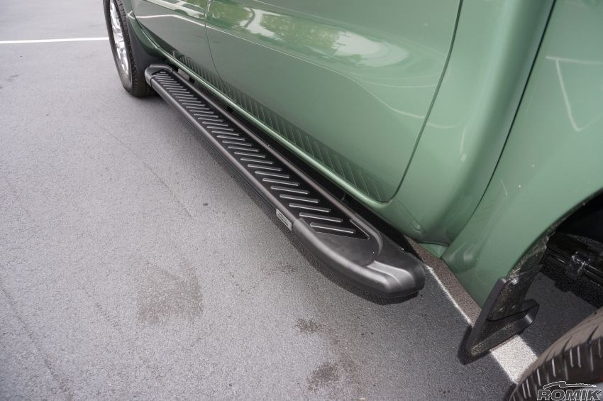 Romik USA Running Board, Ral-T Series, Anodized, Black, Aluminum, Unlighted, 450 Pound Capacity, With Mounting Bracket/ Hardware – 61823419