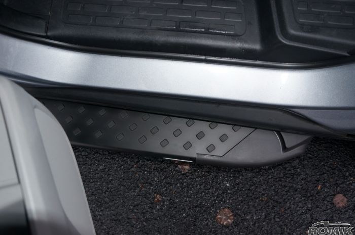 Romik USA Running Board, Ral Series, Black Powder Coated, Aluminum, With Black Powder Coated End Caps, Unlighted, 400 Pound Capacity – 62108419