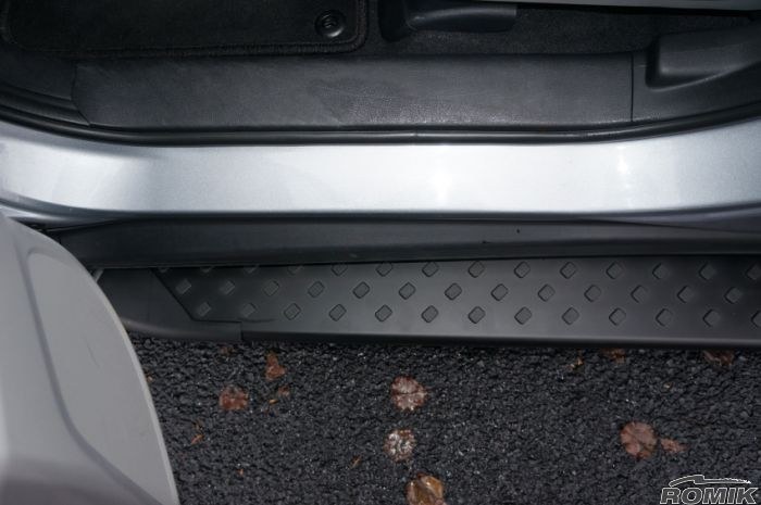 Romik USA Running Board, Ral Series, Black Powder Coated, Aluminum, With Black Powder Coated End Caps, Unlighted, 400 Pound Capacity – 62108419
