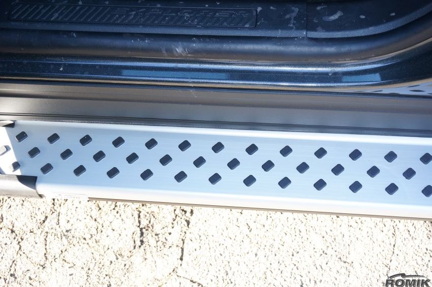 Romik USA Running Board, Ral Series, Polished, Silver Body/ Black Endcaps, Aluminum, Unlighted, 400 Pound Capacity – 62392418